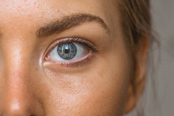 Comment choisir une crème solaire pour le visage adaptée aux peaux grasses?