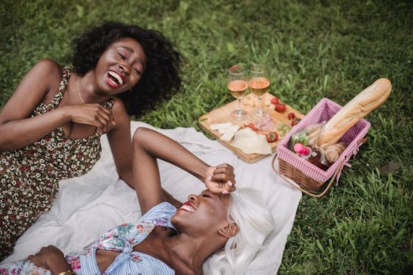 Comment styliser des robes à fleurs pour des événements formels en été?