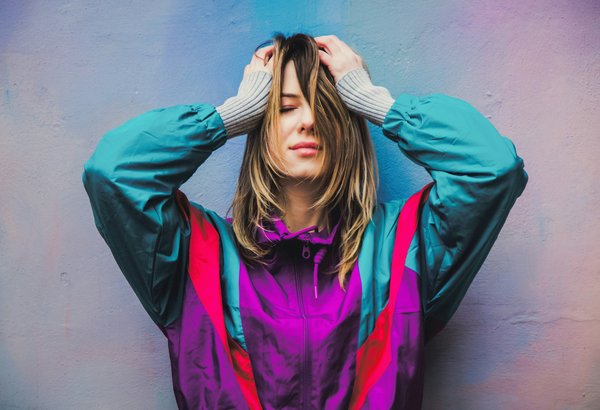 Quels conseils pour associer des chemisiers en soie avec des jeans pour un look casual chic?