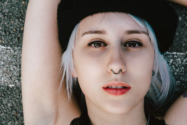 Découvrez le flat bar piercing : le style tendance à adopter