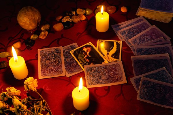 Explore les secrets fascinants des oracles divinatoires